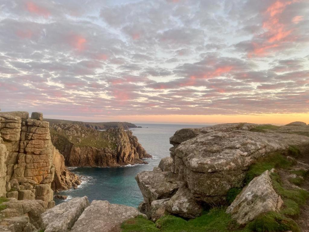 2 Bedroom Cottage Sleeps 4 With Hot-Tub, & Shared Pool Use Sennen Zewnętrze zdjęcie